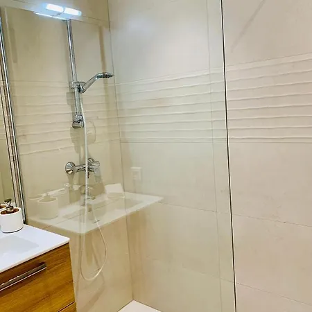 Confort 35m2 Renove, Equipe Et Climatise, Se Fait A Pied! Daire *