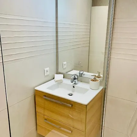 Daire Confort 35m2 Renove, Equipe Et Climatise, Se Fait A Pied! Antibes